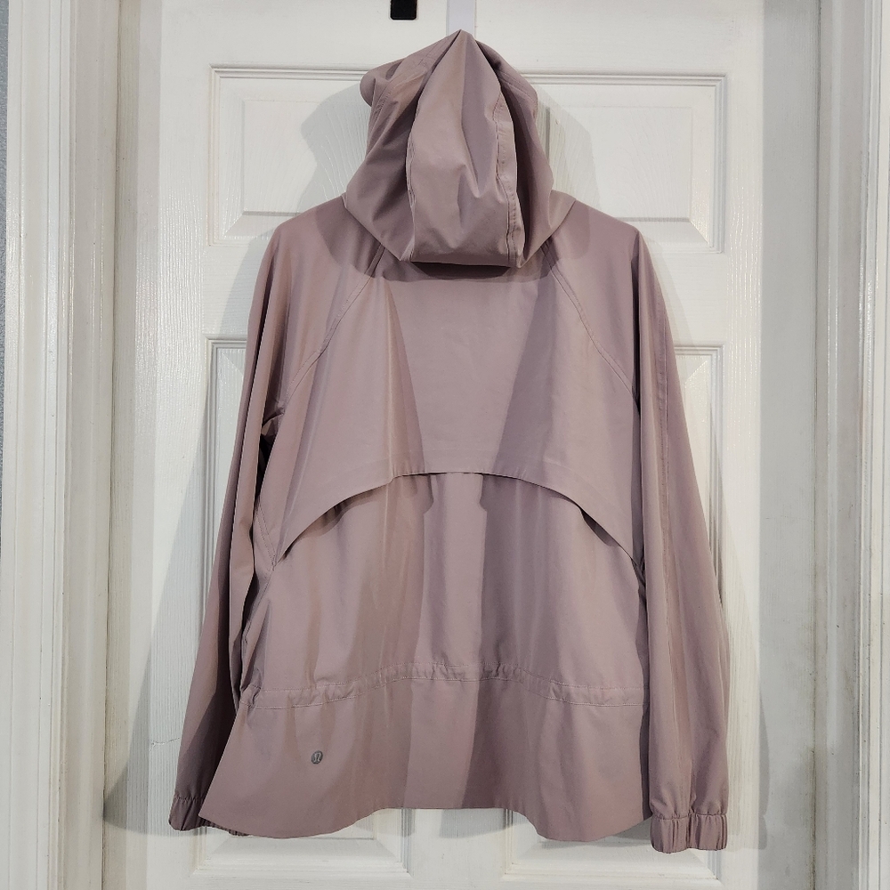 Lululemon Pack It Up Jacket in the color Smoky Blush. Size 10 - Picture 10 of 16